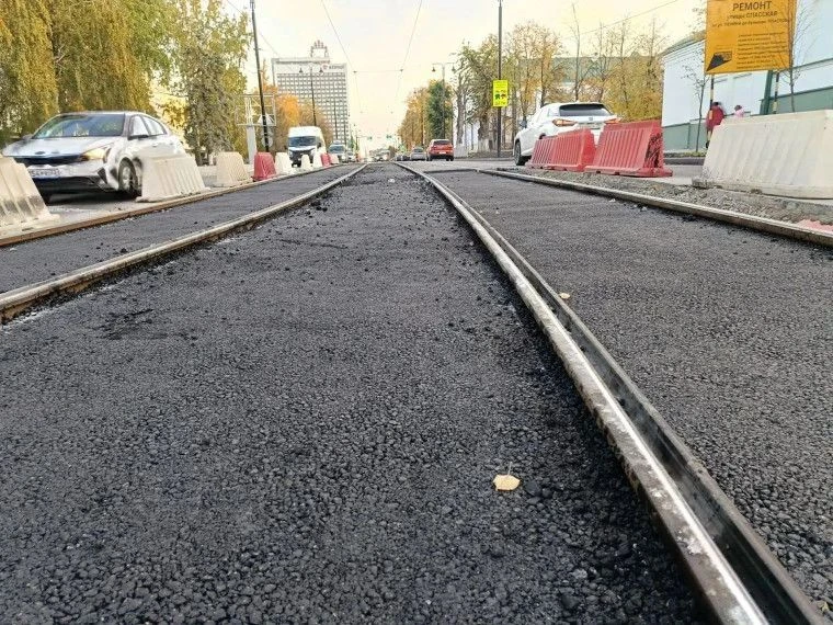 На поворотах улицы Спасской начали асфальтирование межрельсового пространства