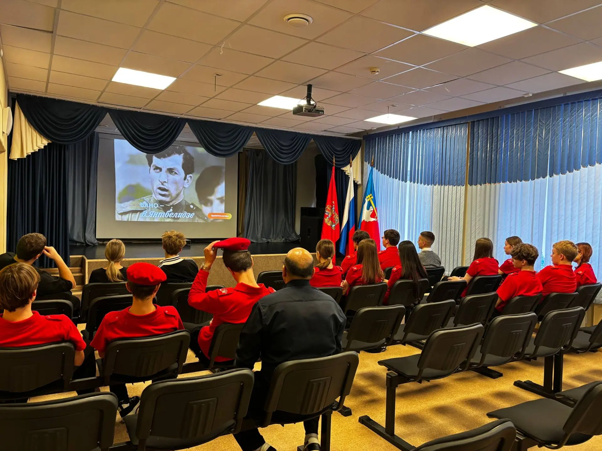 Помним. Гордимся. Создаем будущее: юнармейцы посмотрели легендарный фильм «В бой идут о...