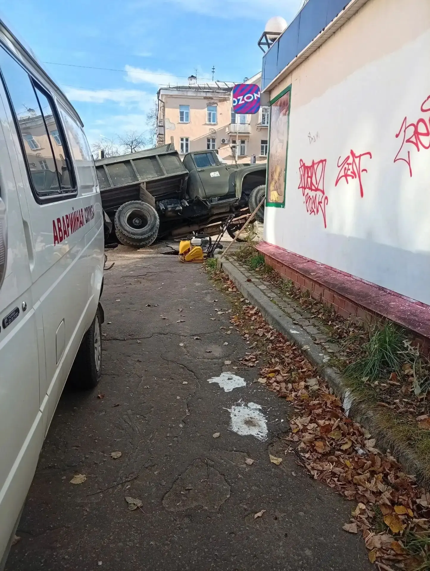 Ещё фото грузовика, ушедшего вчера под землю 🤷‍♂️