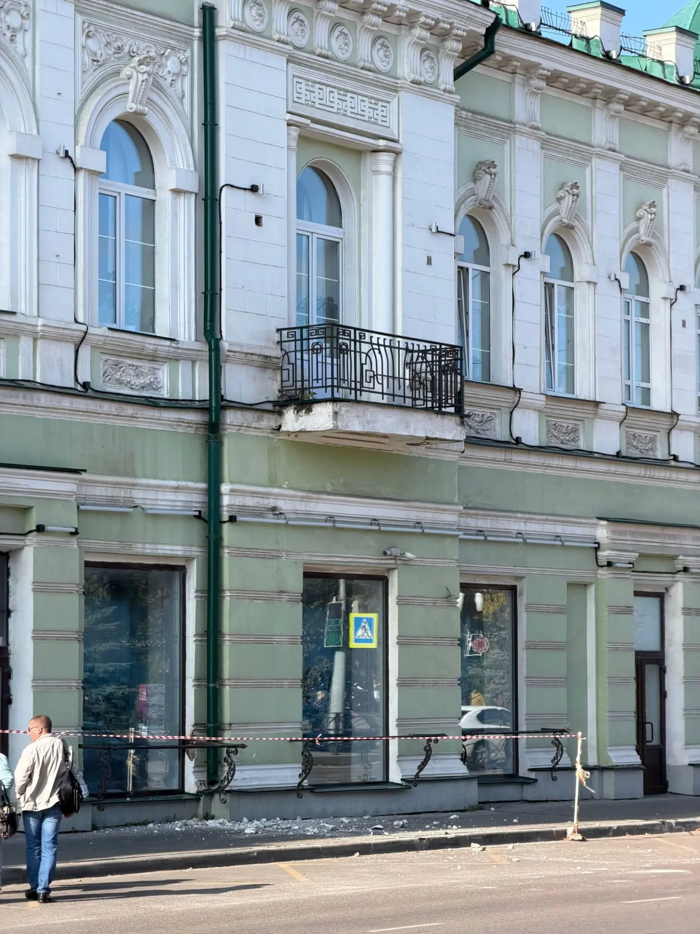 Подмели-то подмели, но один из кусков все равно знатно нависает.  Проверяющие, которые ...