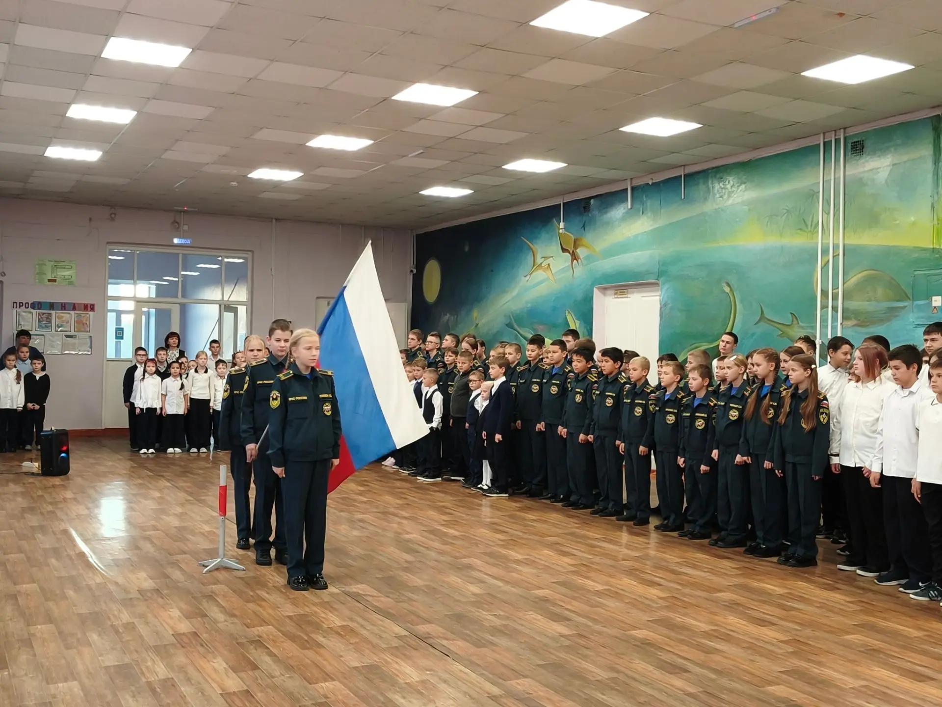 🎒 Понедельник начинается с традиций! 🇷🇺