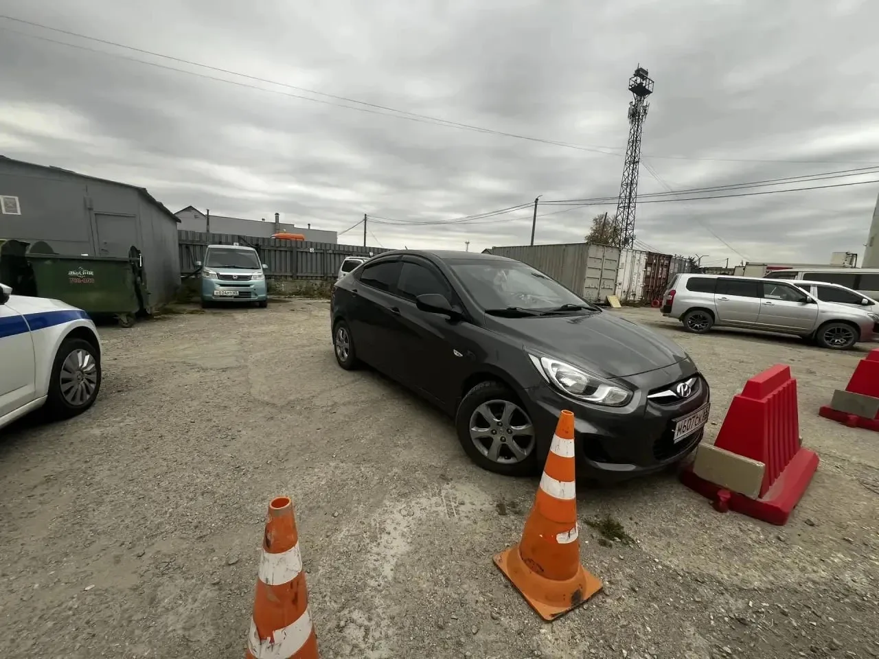 ❗️В Южно-Сахалинске ищут очевидцев ДТП с припаркованным у ТЦ Hyundai Solaris