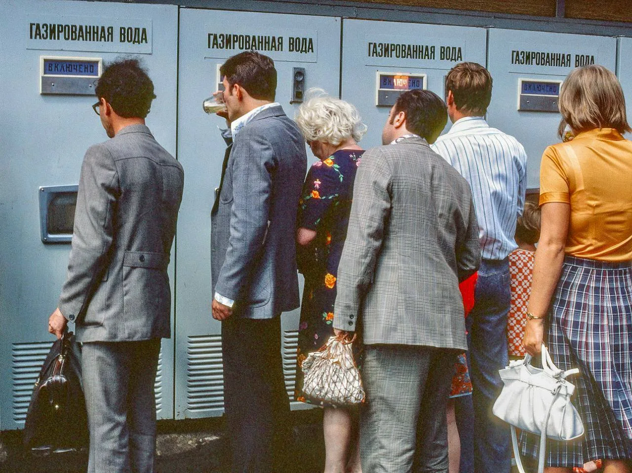 Очередь к автоматам с газировкой, 1979 год 🥤