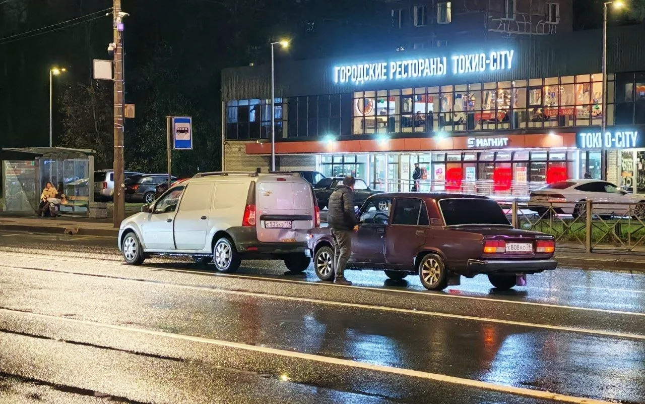 В районе ст. м. "Проспект Ветеранов" образовалась аварийная аномалия - сразу 3 ДТП на Д...