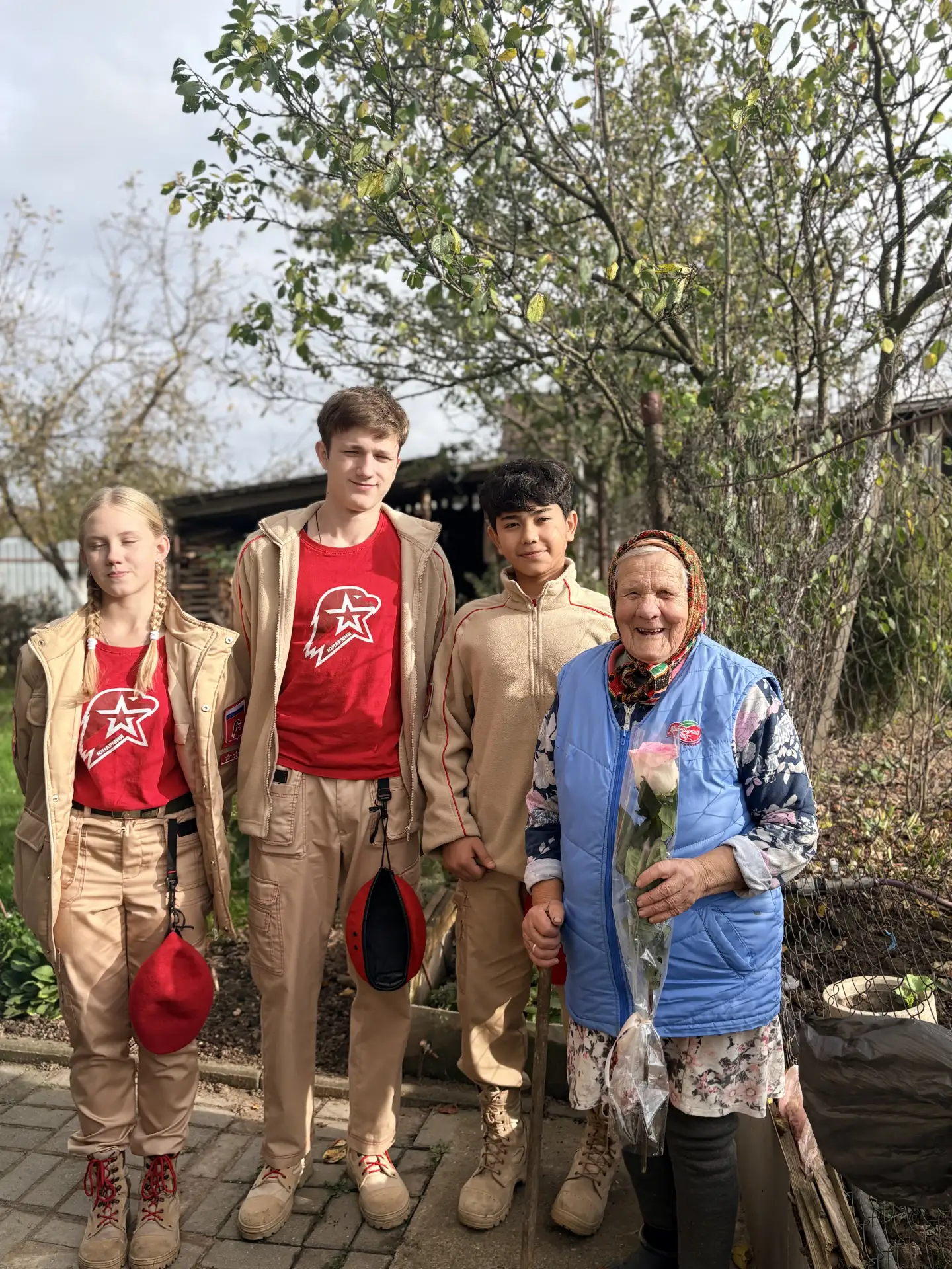 🌟 Связь поколений и дань уважения! Юнармейцы нашей школы поздравили работников школы, ...