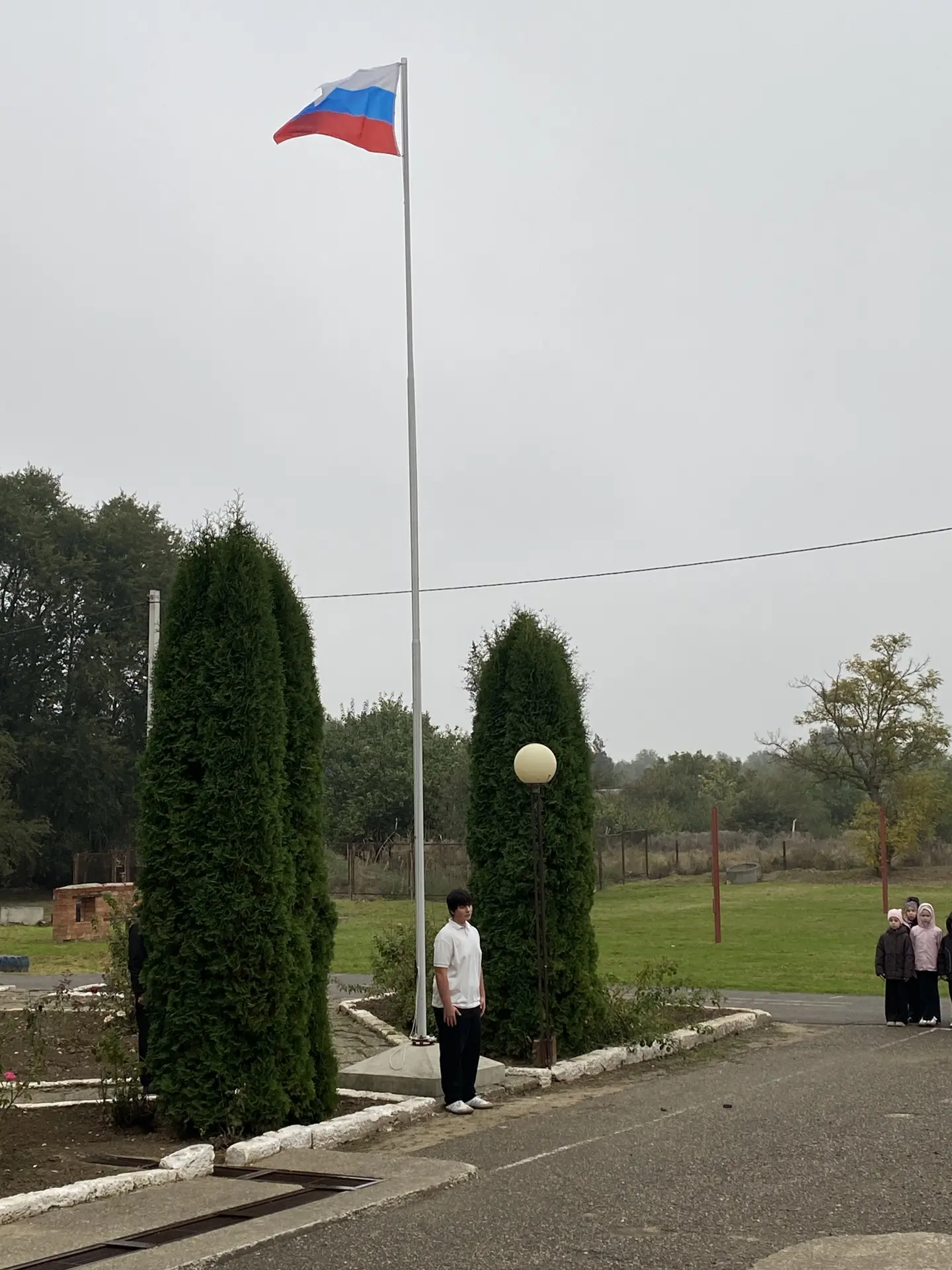 Сегодня в нашей школе прошла традиционная линейка. Началась она с поднятия флага и испо...