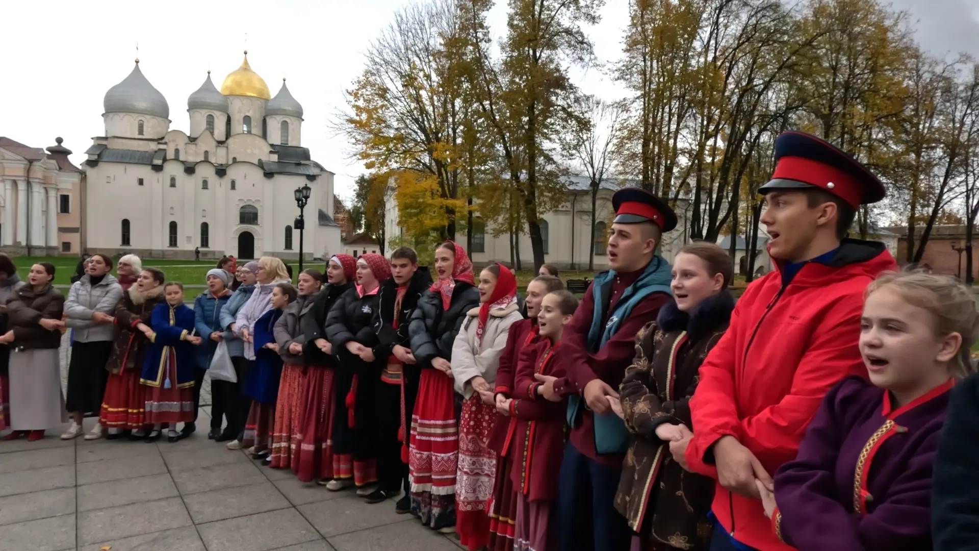 Артисты и коллективы из разных городов страны закружились в хороводе дружбы у главного ...