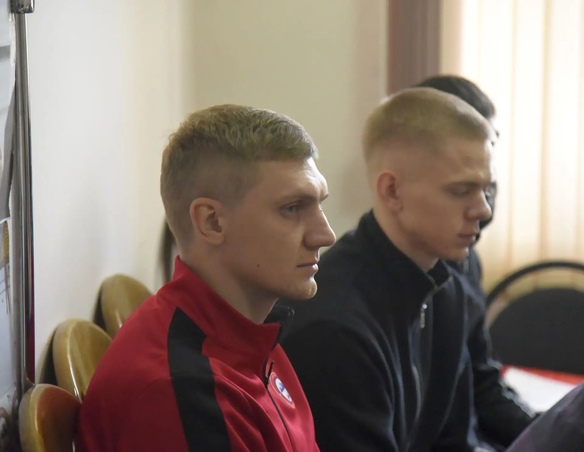 Сегодня в спортивной школе по хоккею с мячом «Саяны» было по-настоящему жарко. За одним...
