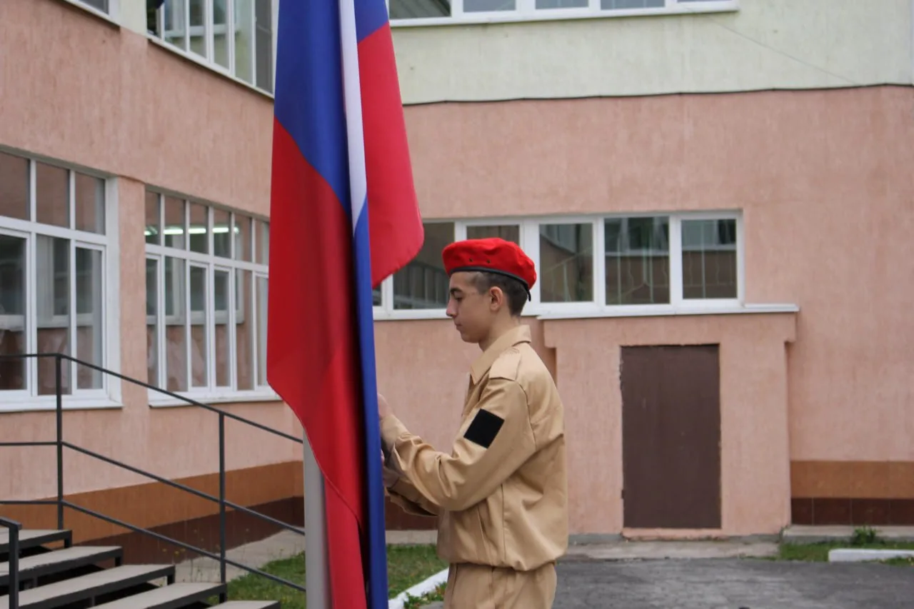 Новая учебная неделя в нашем Центре образования началась с традиционной торжественной л...