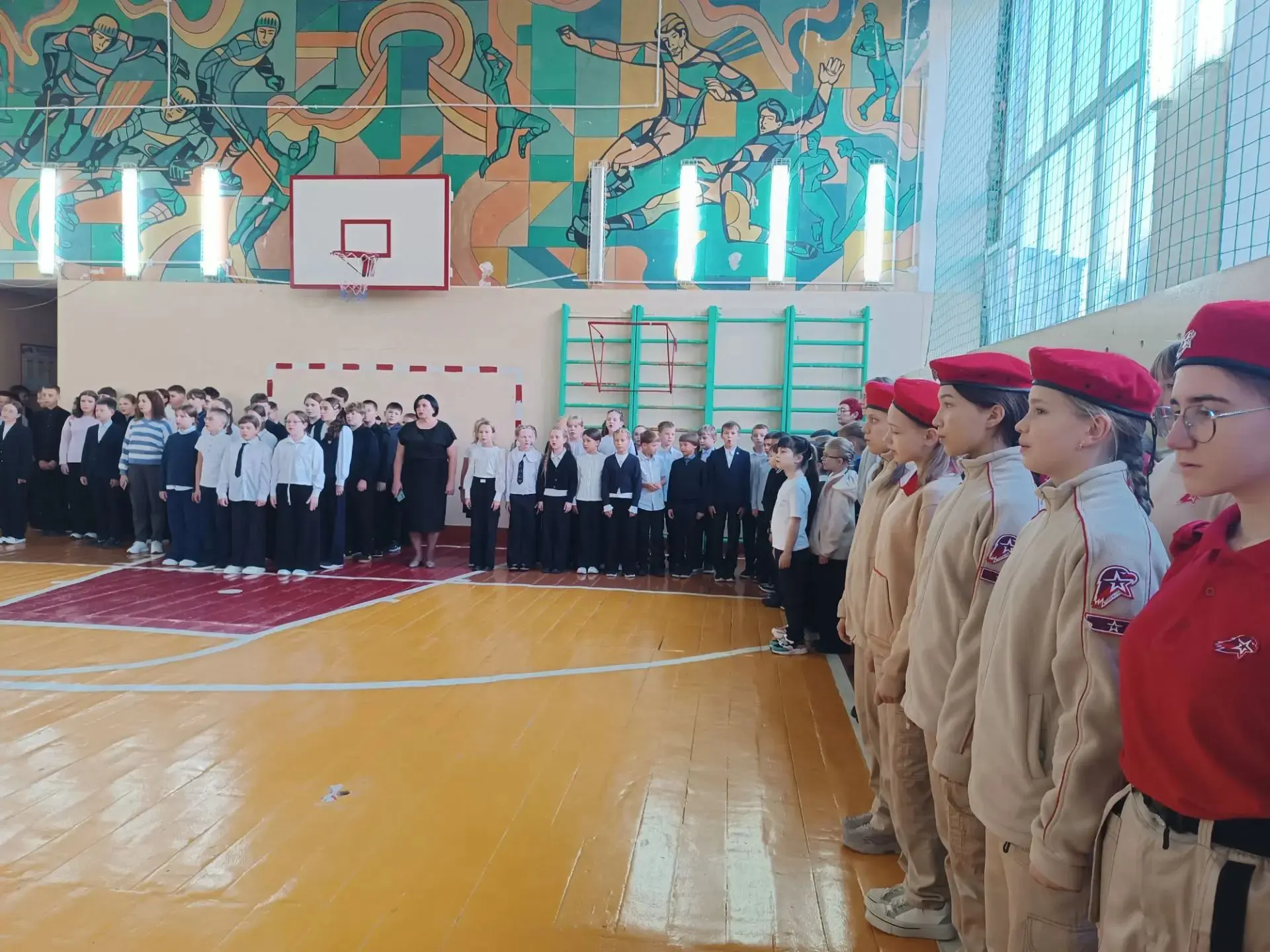 Новая учебная неделя в нашей школе началась по традиции: с торжественной линейки, гимна...