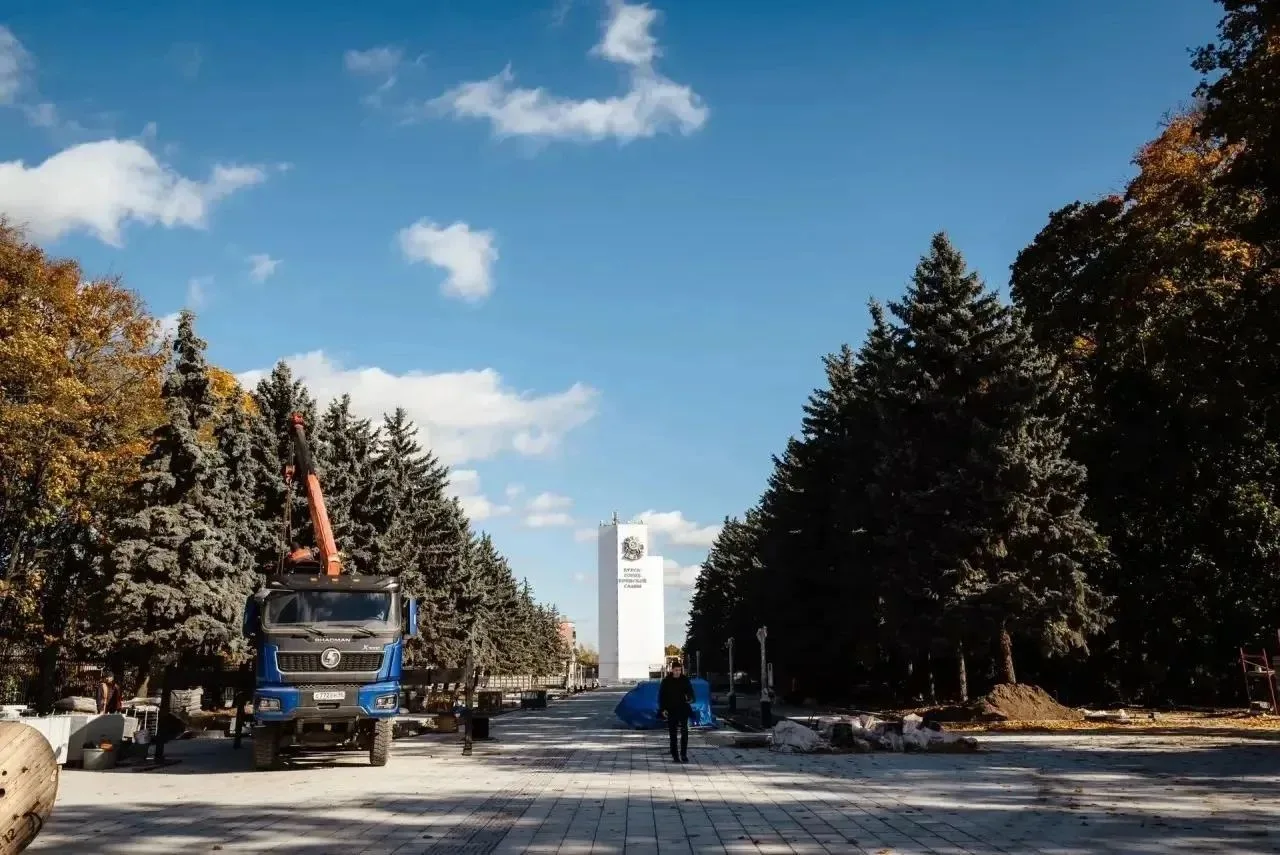 Облицовка входной группы мемориала Памяти павших почти завершена.