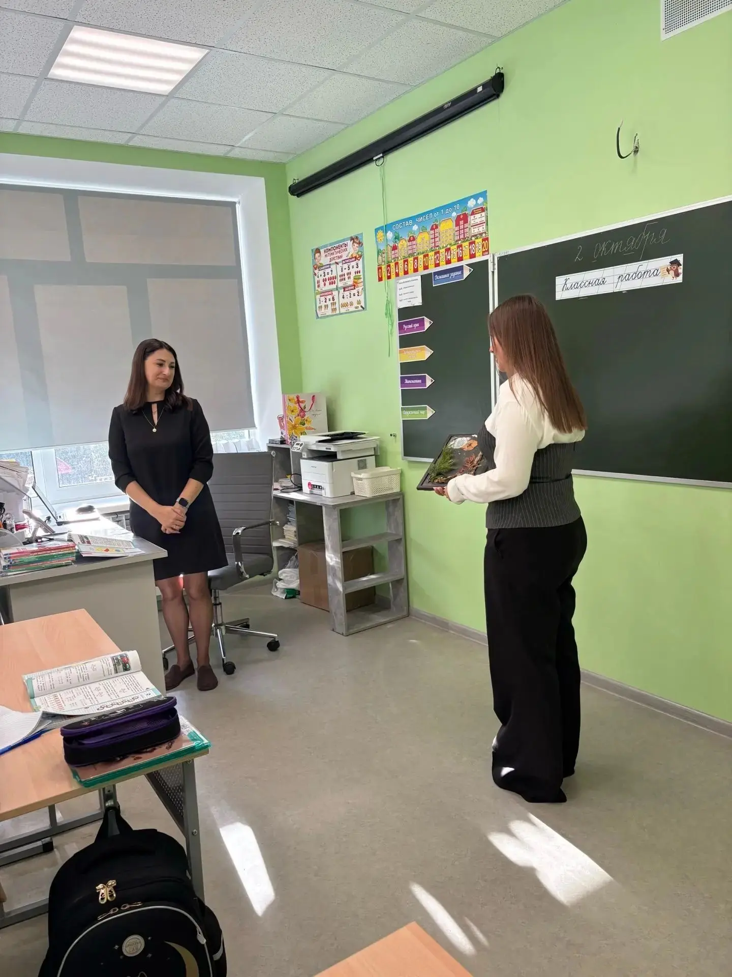 В предверии праздника "День учителя" волонтерский отряд школы совместно с ребятами из а...