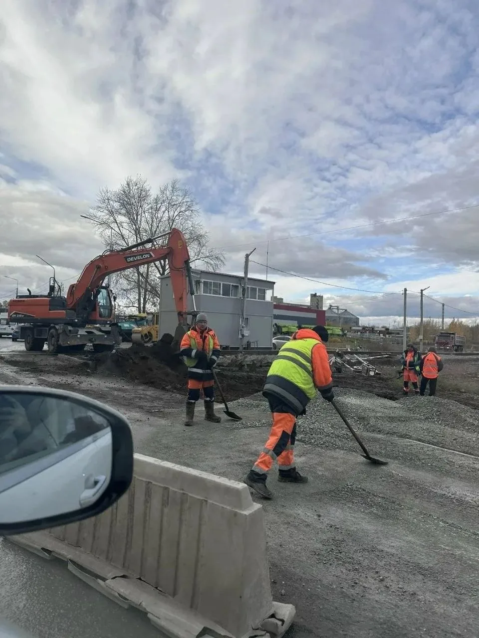 Расширяют переезд.  Сейчас демонтировали шлагбаум, ведётся отсыпка основания под полосу.
