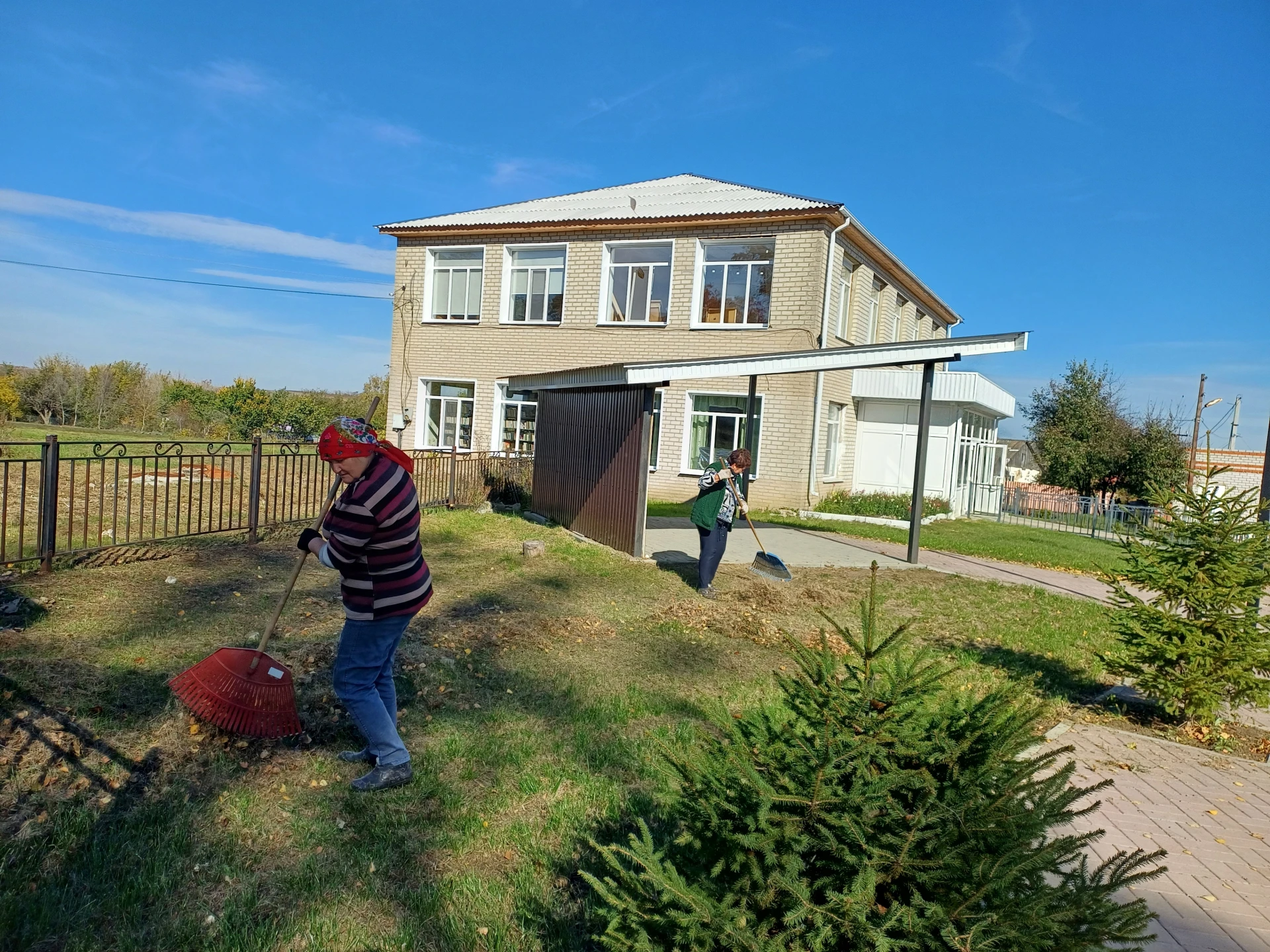 🧹 Сегодня, 10 октября, наше поселение приняло участие во всеобщеобластном субботнике.