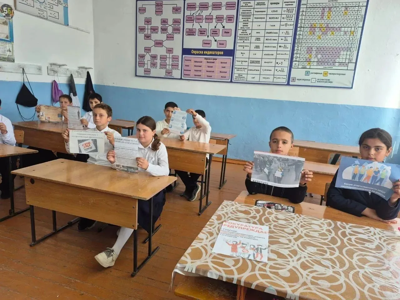 Сегодня  в МБОУ "Аглобинская СОШ" в  5" б" классе  проведен  классный час. на тему: "Мы...