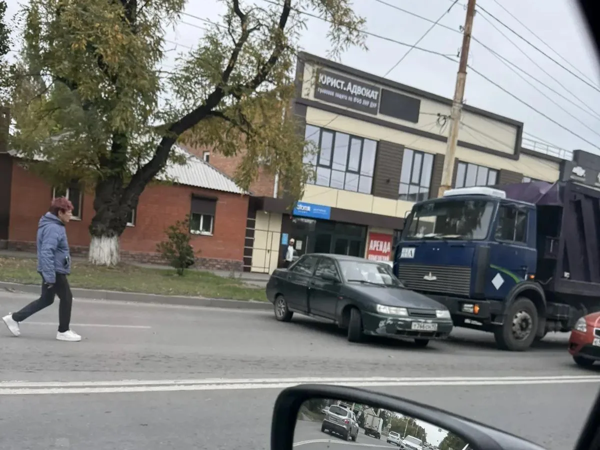 🚨 В Шахтах утром произошли две аварии на соседних перекрёстках
