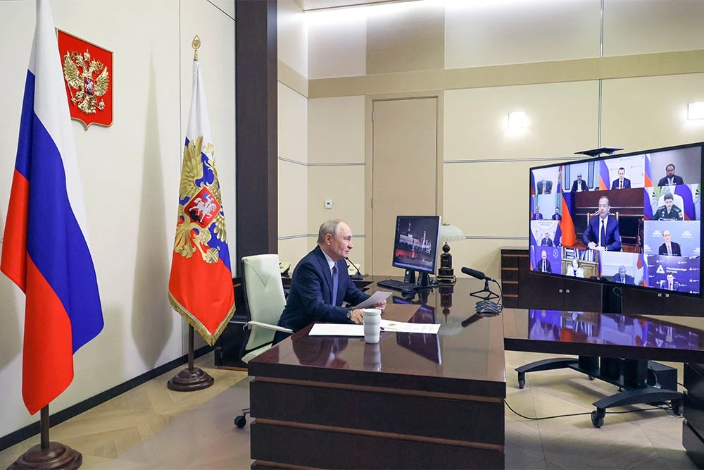 🚀 Россия столкнулась с массированной атакой беспилотников, целями которых стали НПЗ в ...