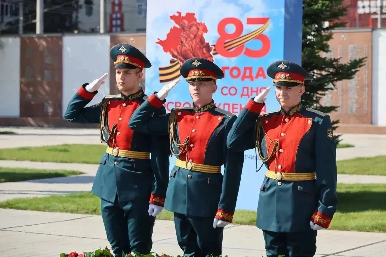 В Краснодаре прошли возложения цветов в честь 83-й годовщины освобождения Кубани от нем...