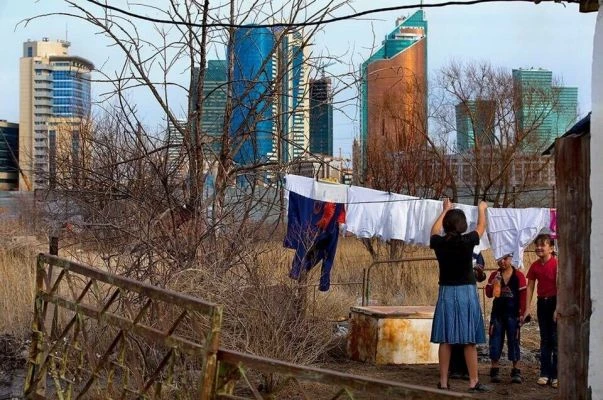 Чуть больше полумиллиона казахстанцев богатые и средние, остальные 20 млн выживают