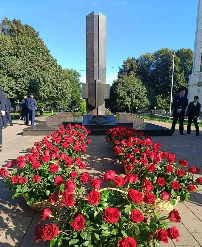 В Нальчике проходит митинг памяти погибших сотрудников. В церемонии у мемориала участву...