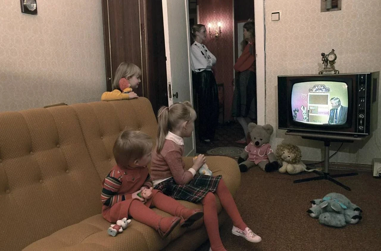 Дети смотрят телепередачу «Спокойной ночи, малыши!» 1987 г.