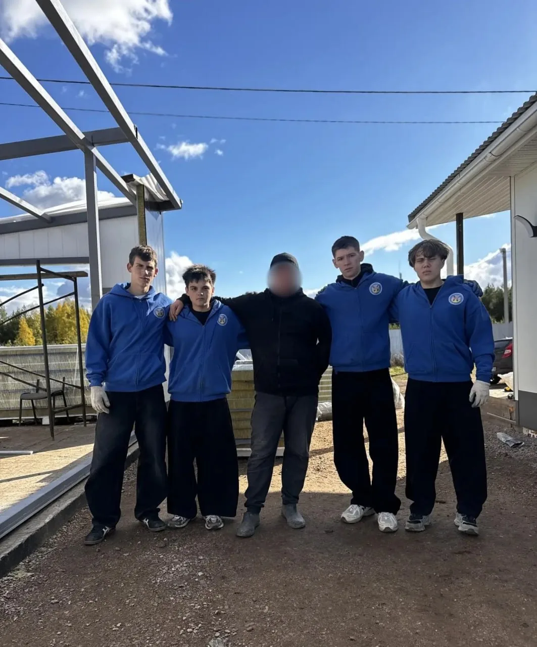 🤝 В Мамадыше студенты помогли ветерану СВО построить гараж