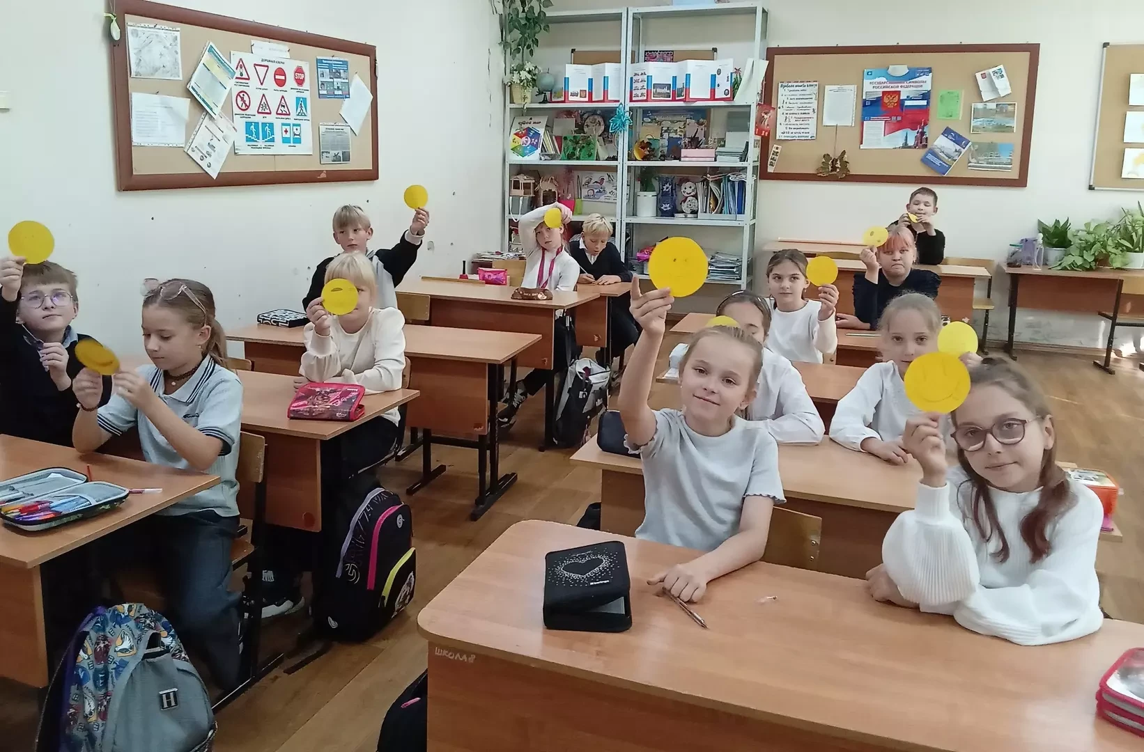 От улыбки хмурый день светлей