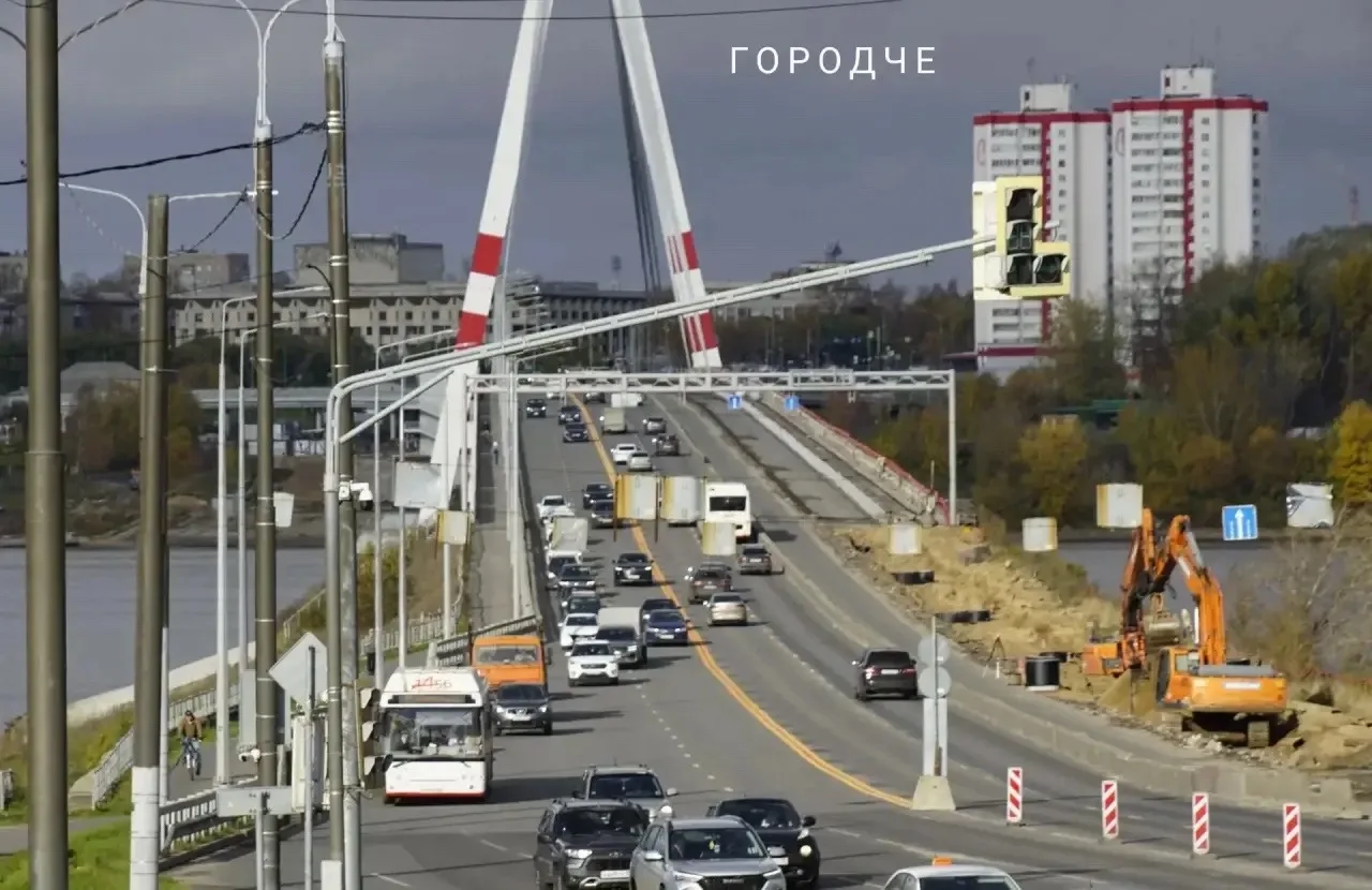 На Октябрьском мосту начнут укладывать асфальт на шестой полосе