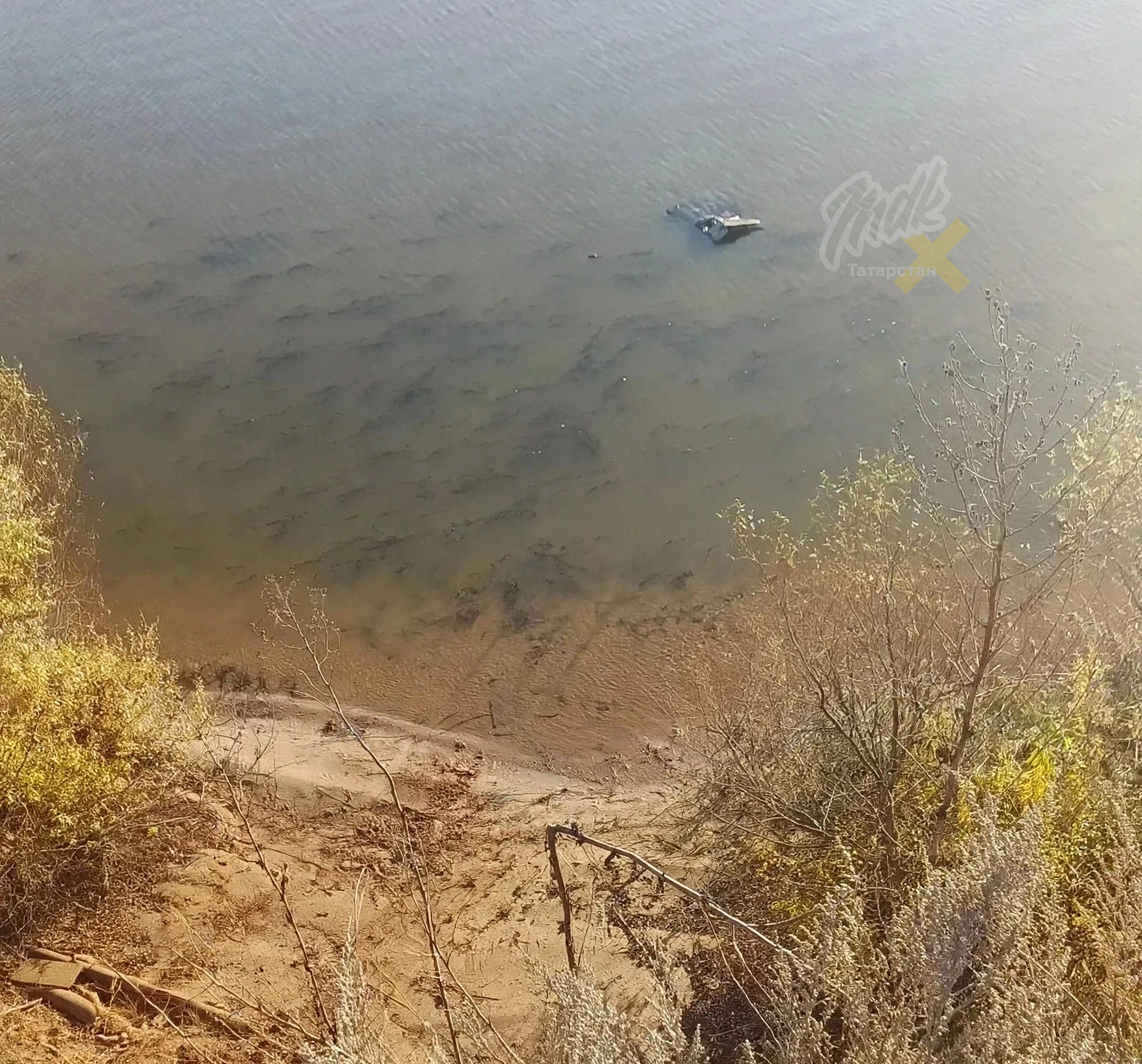 Два парня погибли в Лаишевском районе, съехав с обрыва на машине в реку