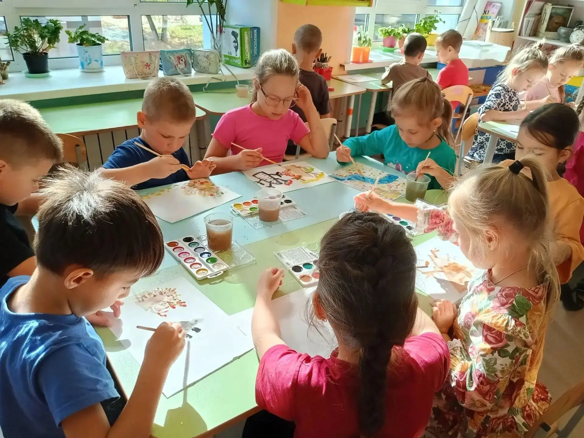 Осенью добрый художник раскрашивает природу в свои цвета. Вот и ребята подготовительной...
