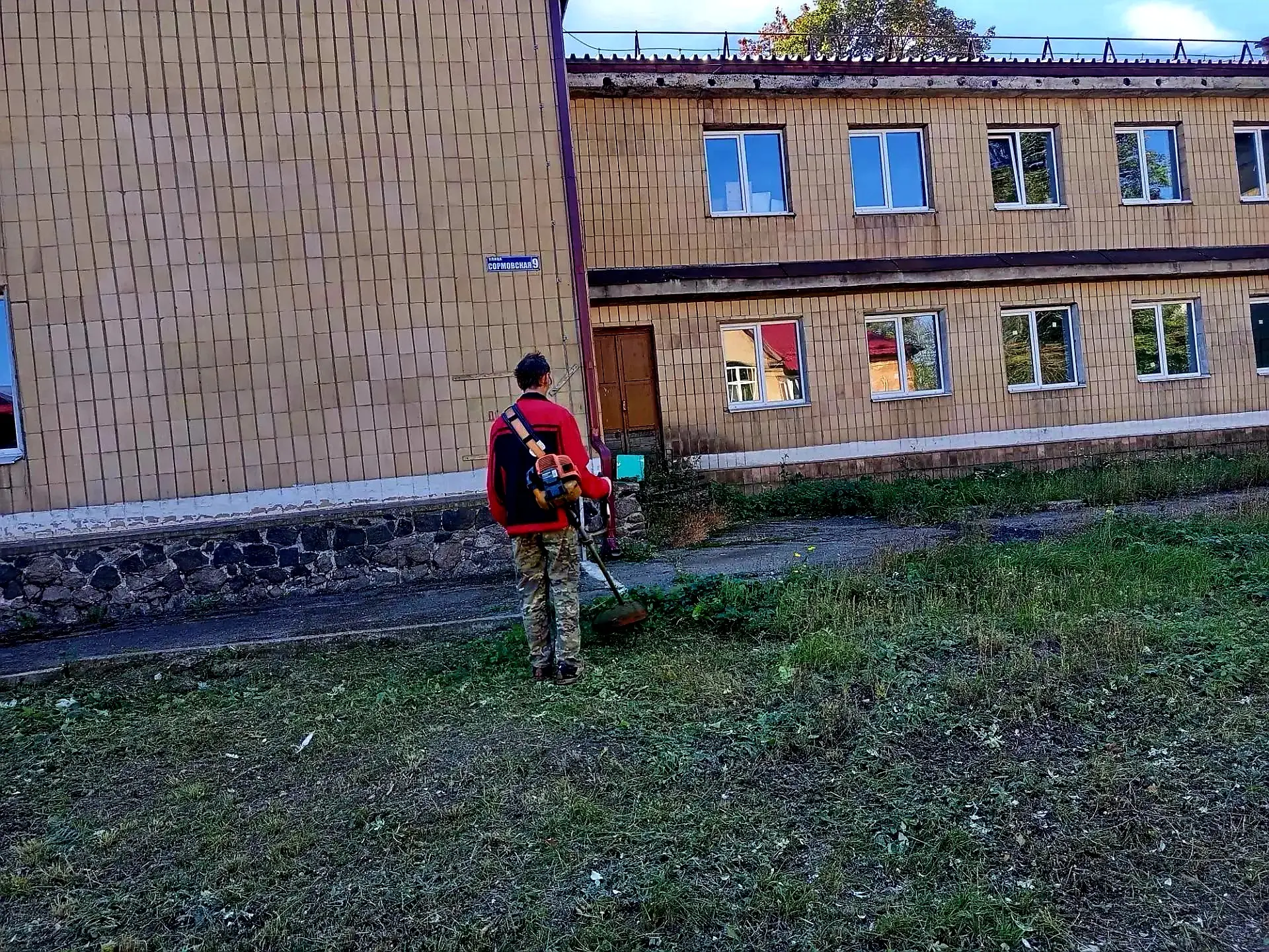 В Кировском внутригородском районе Макеевки продолжается работа по наведению чистоты и ...