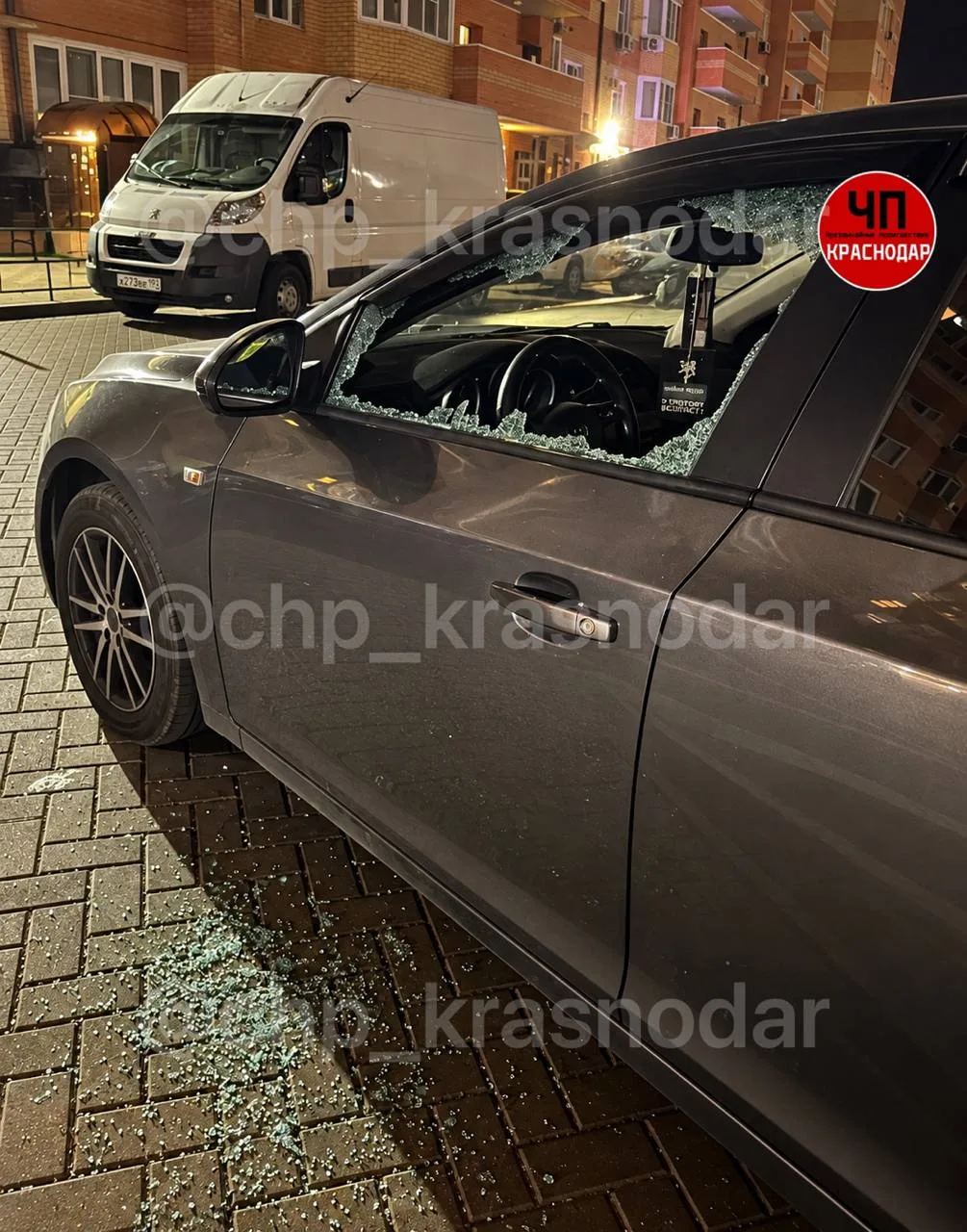 🚨 Неизвестный разбил окно автомобиля ночью в Губернском