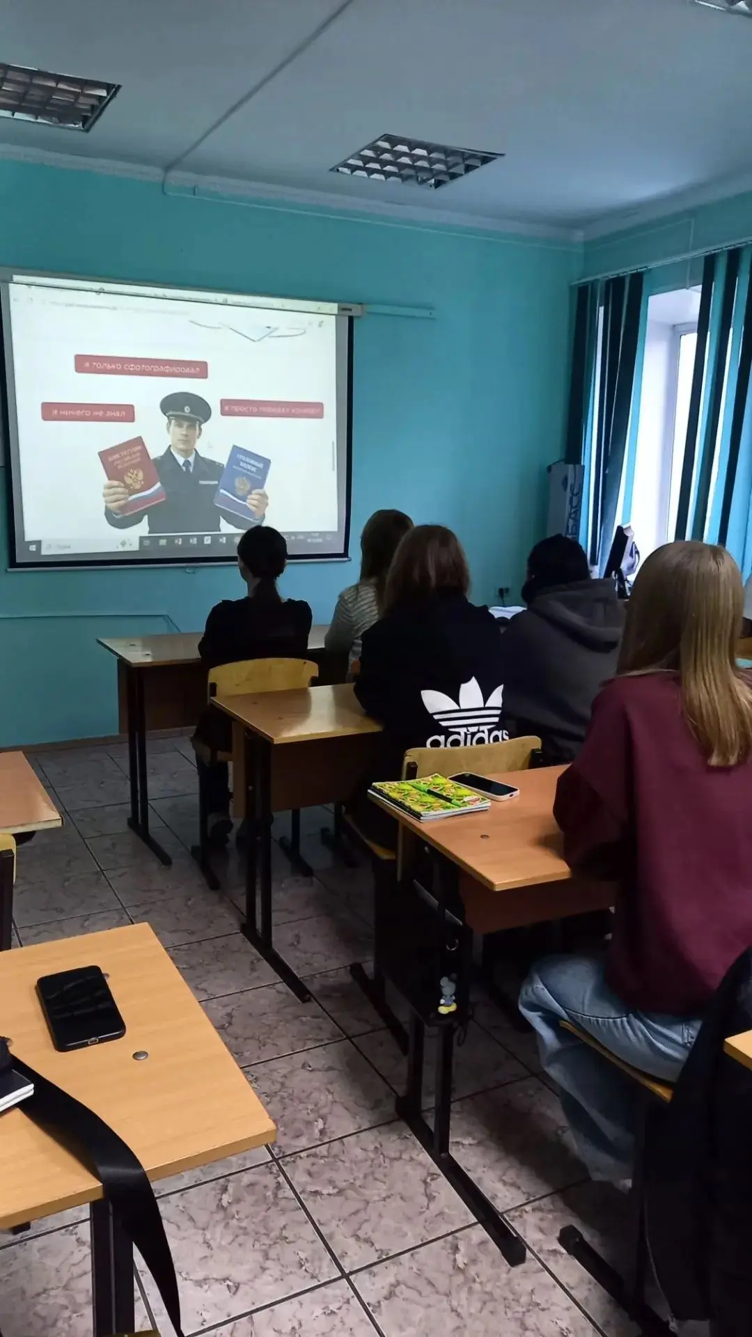 Утро понедельника в КМТ: традиции, которые вдохновляют! 🇷🇺