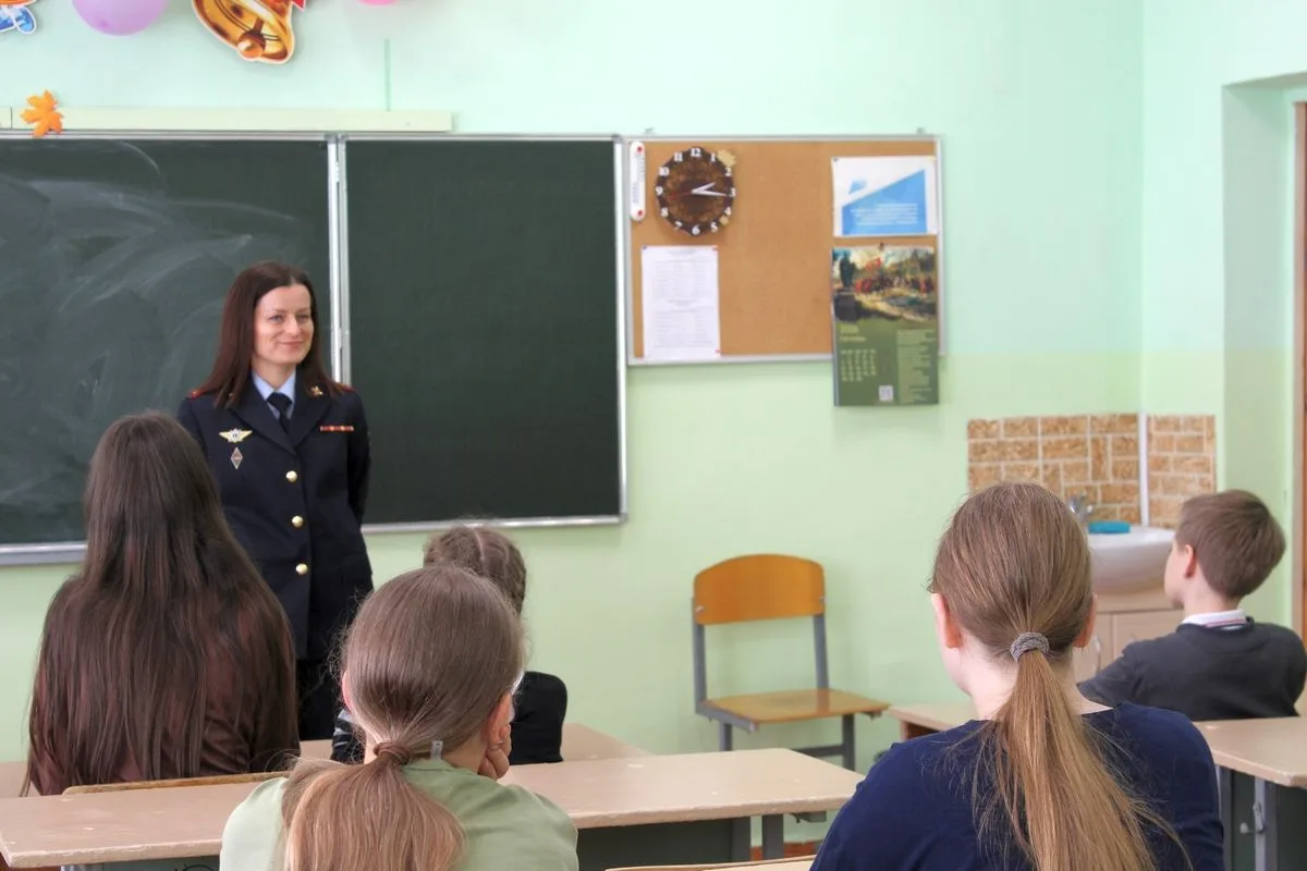 Сотрудник УМВД России по городу Великий Новгород обсудила с подростками вопросы безопас...