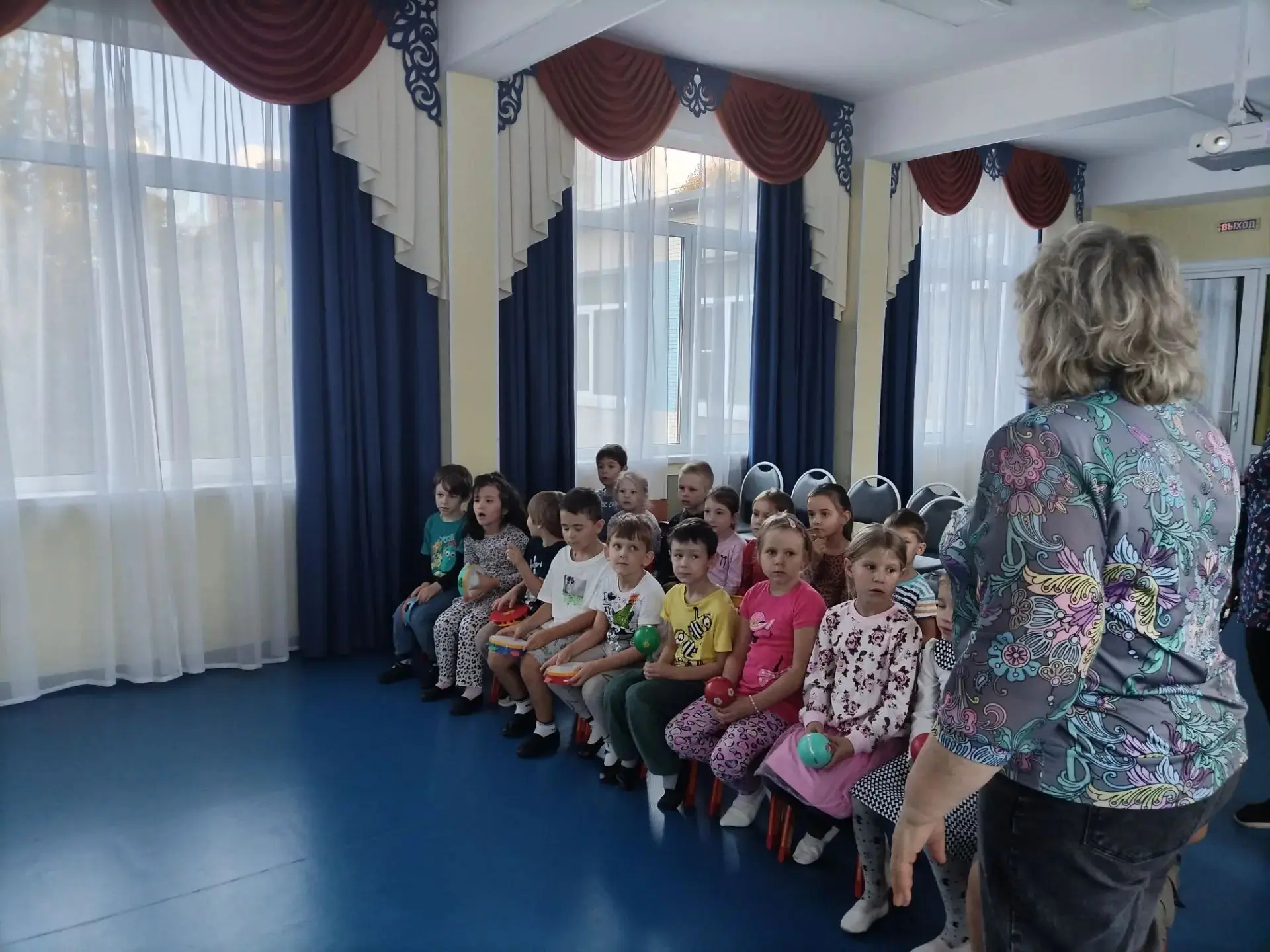В досуговое время дети любят играть на музыкальных инструментах. Коллективное музициров...