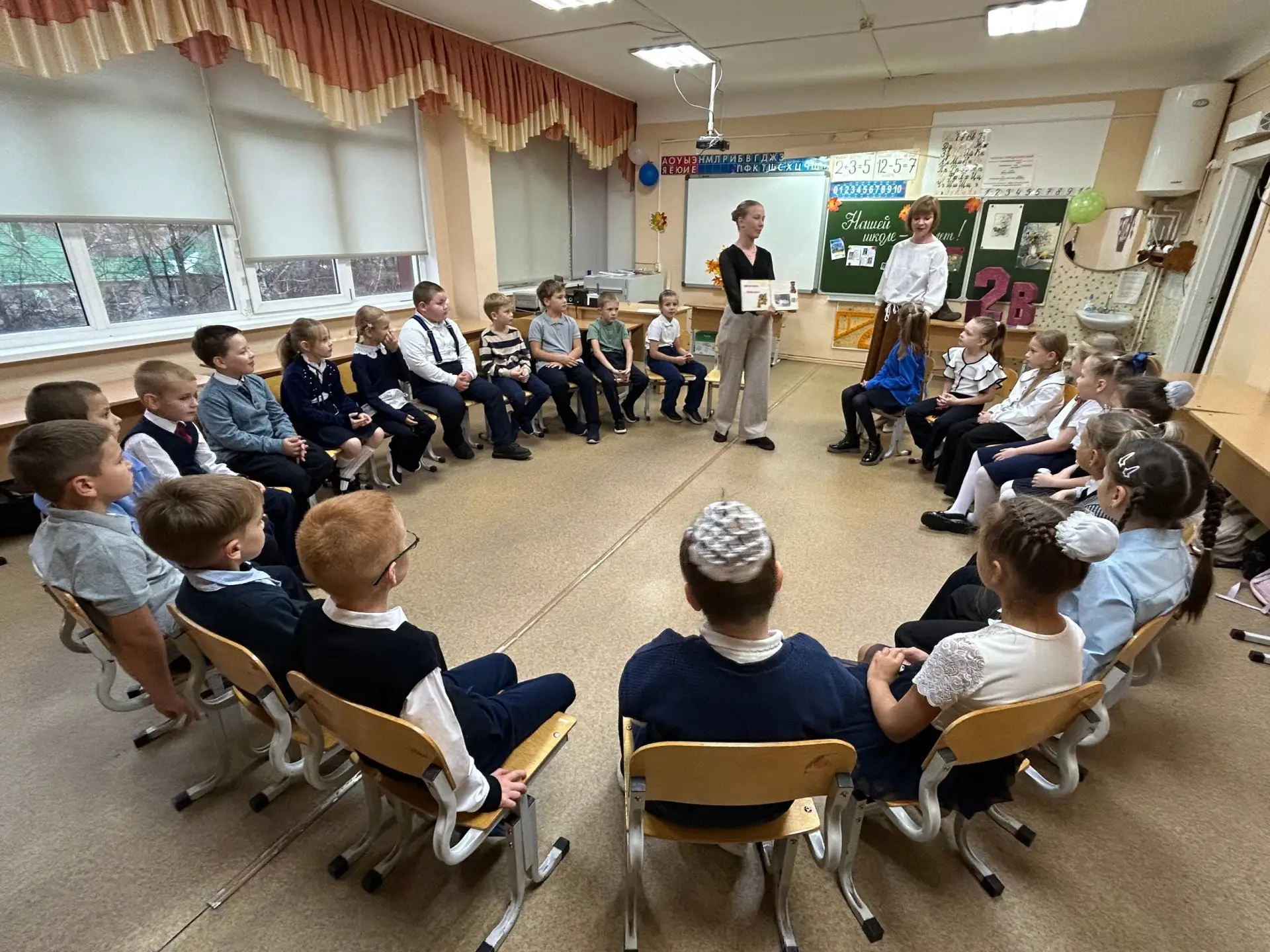 В школе №1 продолжается цикл встреч с выпускниками. В гостях у 2 «В» класса и классного...