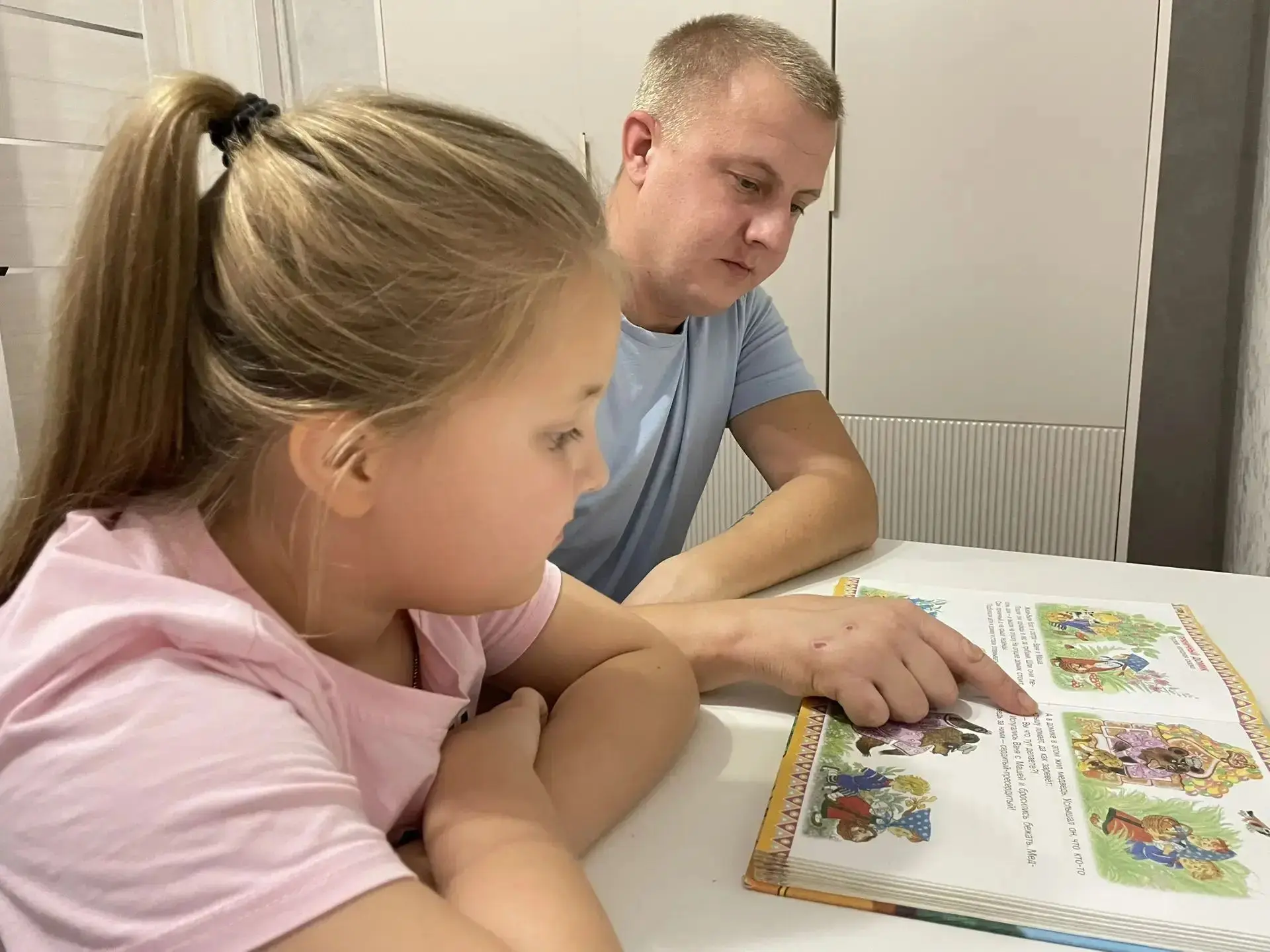 📖 «Читаем вместе с папой»: когда строчки становятся общим делом! ❤️