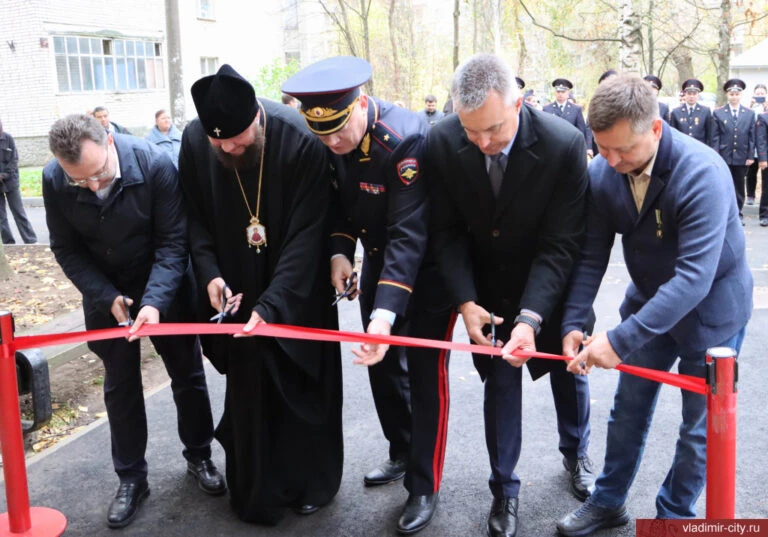 👮‍♂️🏠🎀✂️Полицейские участки во Владимире открыли с перерезанием ленточек и Божьей по...