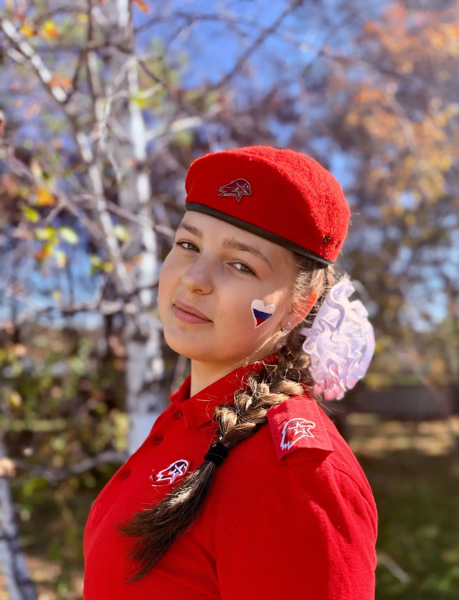 Акаева София, юнармеец отряда «Беркут» МБОУ СОШ с. Успеновка Завитинского МО, принимает...