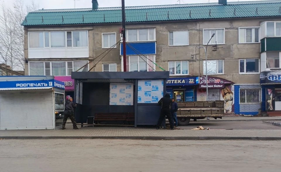Прямо сейчас по улице Колесникова устанавливают новый автобусный павильон