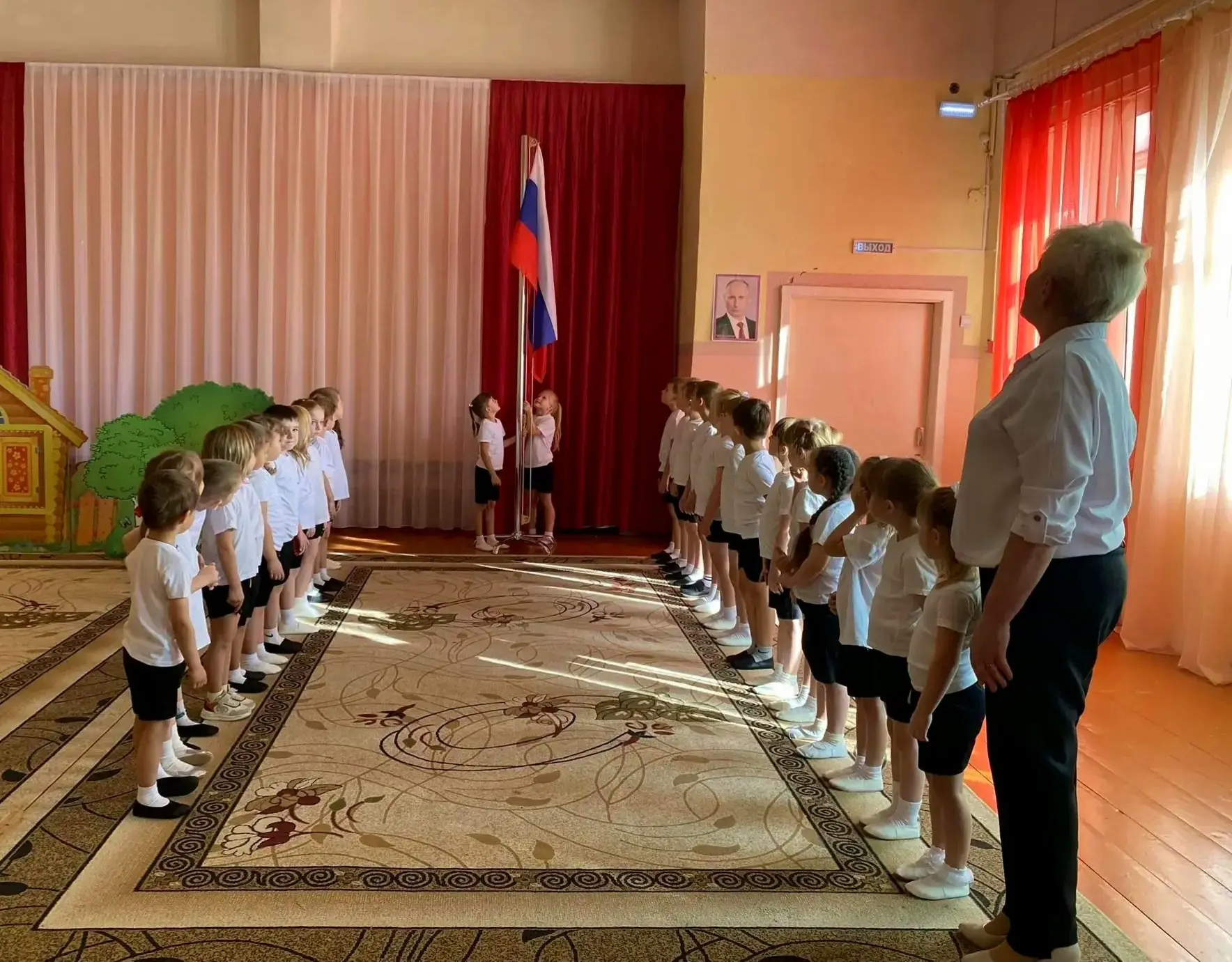🇷🇺 Новая неделя в детском саду по традиции началась с поднятия государственного флага...
