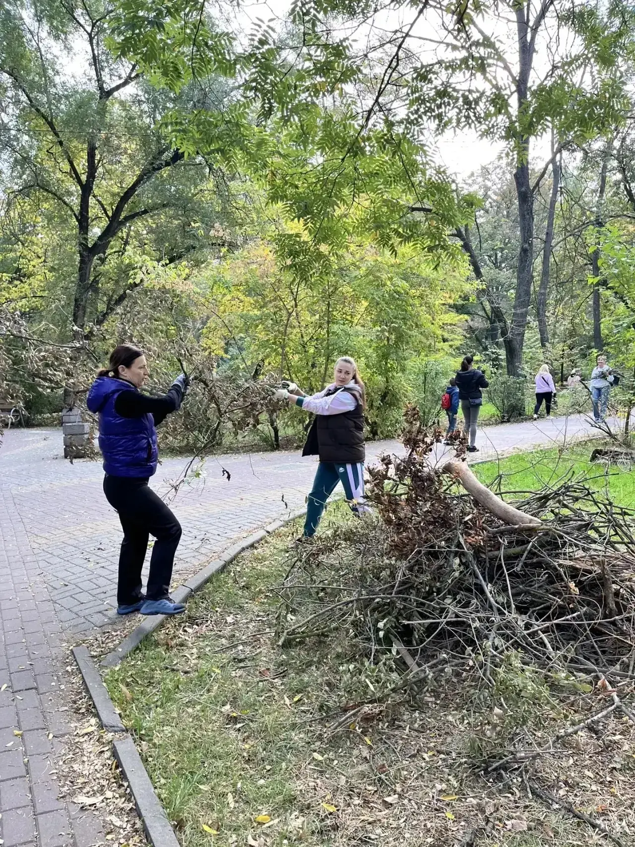 В Батайске прошел общегородской субботник по благоустройству парковых зон