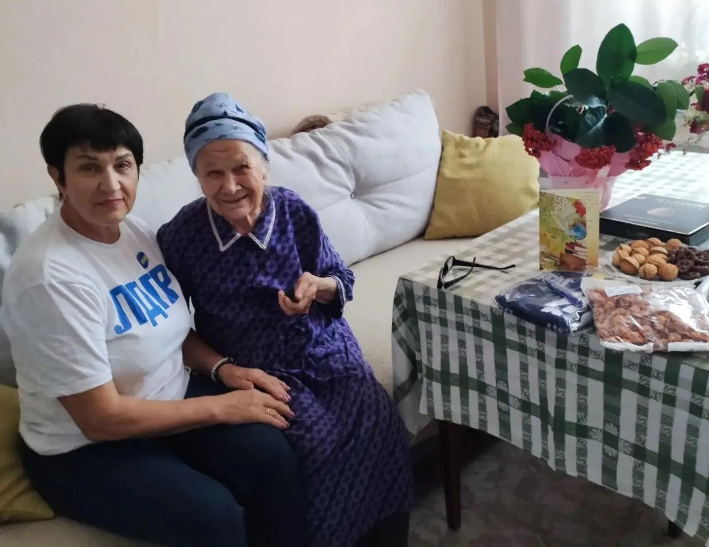 Ленские активисты ЛДПР поздравили с юбилеем заслуженного учителя Маргариту Ляхову
