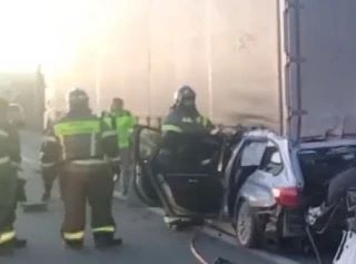 Водитель легковушки погиб, врезавшись в стоявшую фуру в Забайкалье