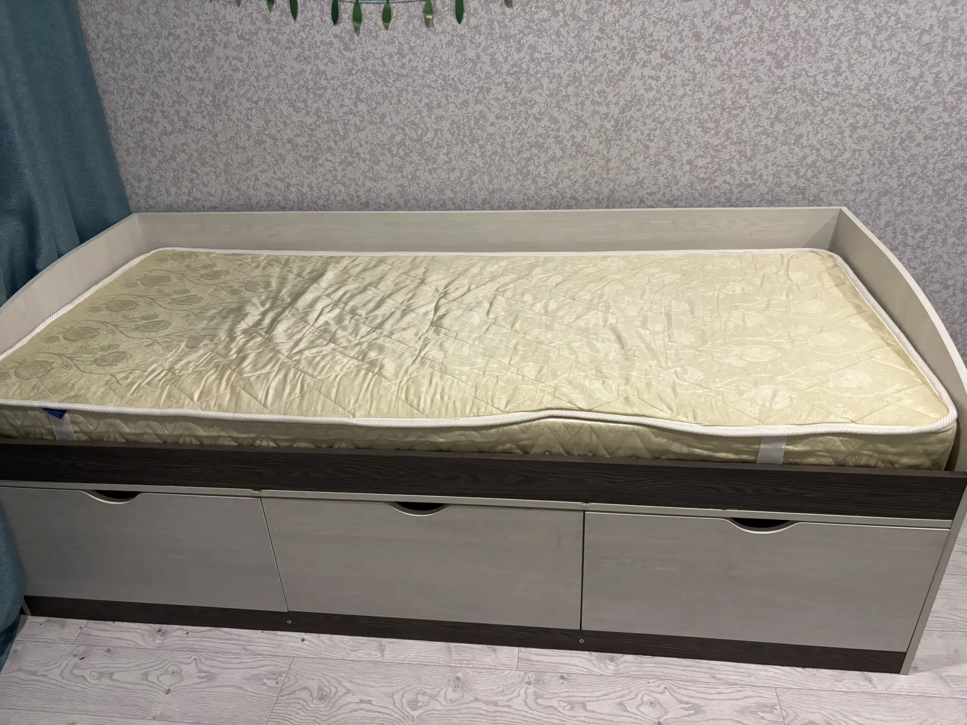 Кровать детская ( подростковая) продаю.