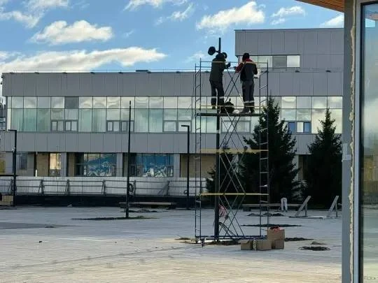 В Нефтеюганске заканчивают обновление площади «Юбилейная»