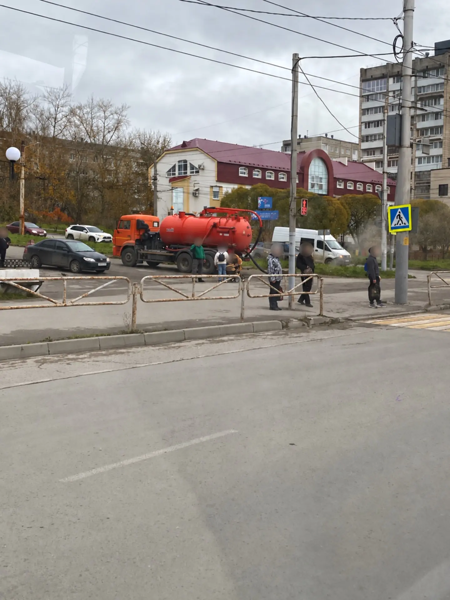 Сегодня заметил, что в городе много таких машин. Видимо много кое чего скопилось в коло...