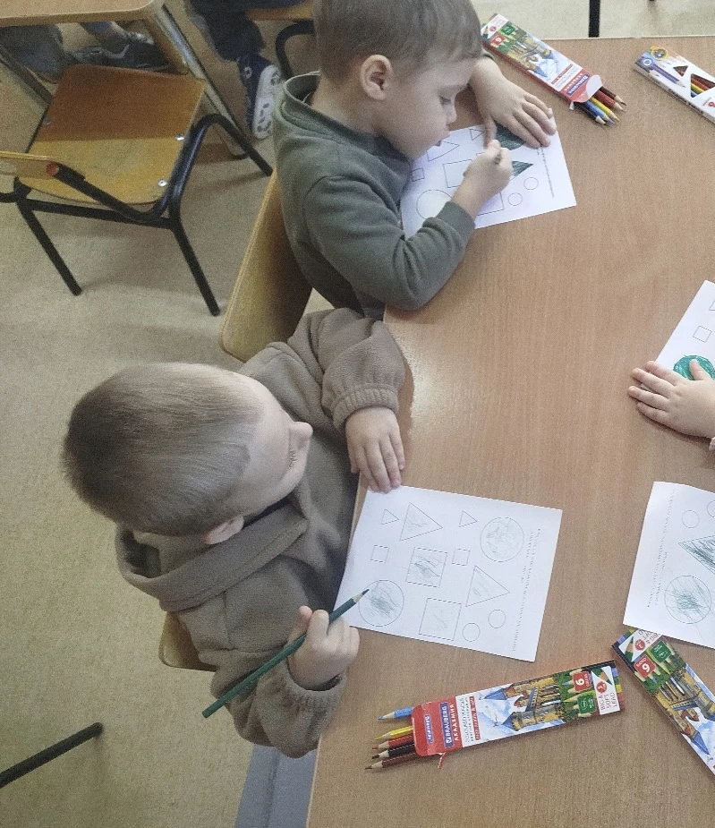 Сегодня наши ребята превратились в настоящих художников-математиков! На занятии мы закр...