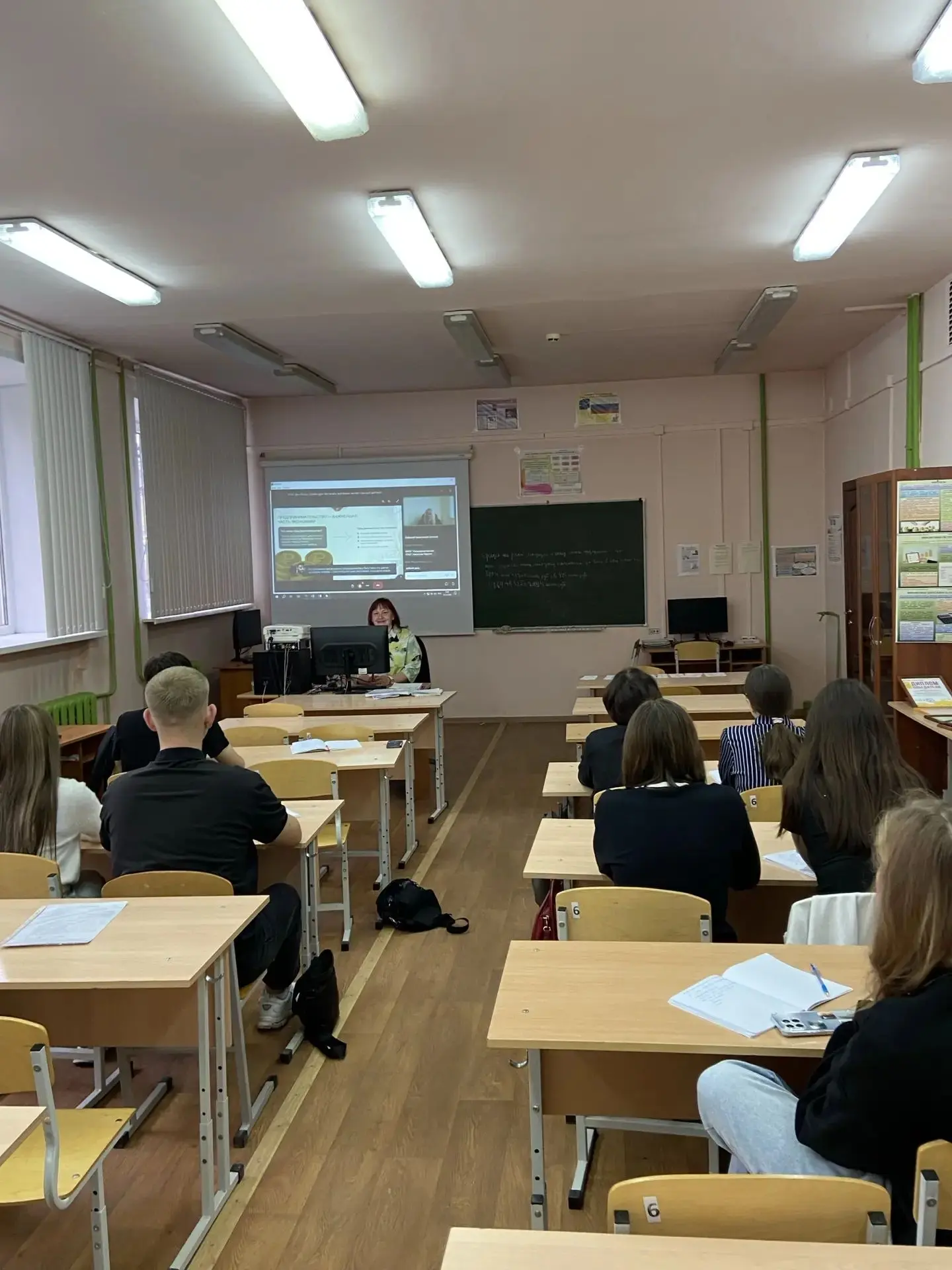 🎉 Повышение финансовой грамотности: студенты Шадринского филиала приняли участие в онл...