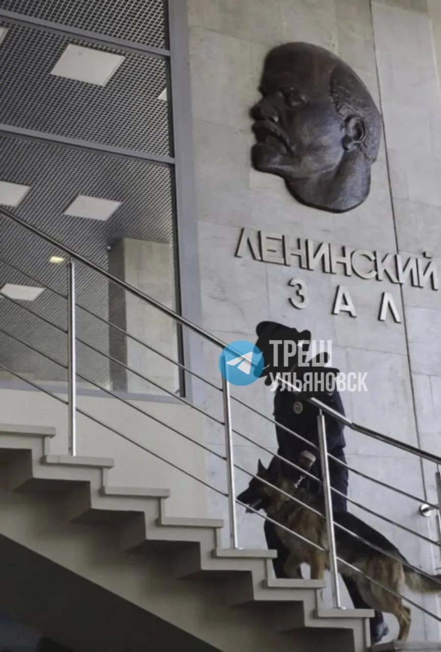 ❗Кинологи сейчас работают на ЖД вокзале. Очевидцы сообщают об эвакуации.